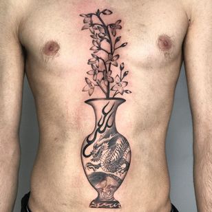 Jarrón tattoo of tttristesse #tttristesse #vase #dragon #flowers #flower #fire #illustrative # japanese-inspired # belly #breast