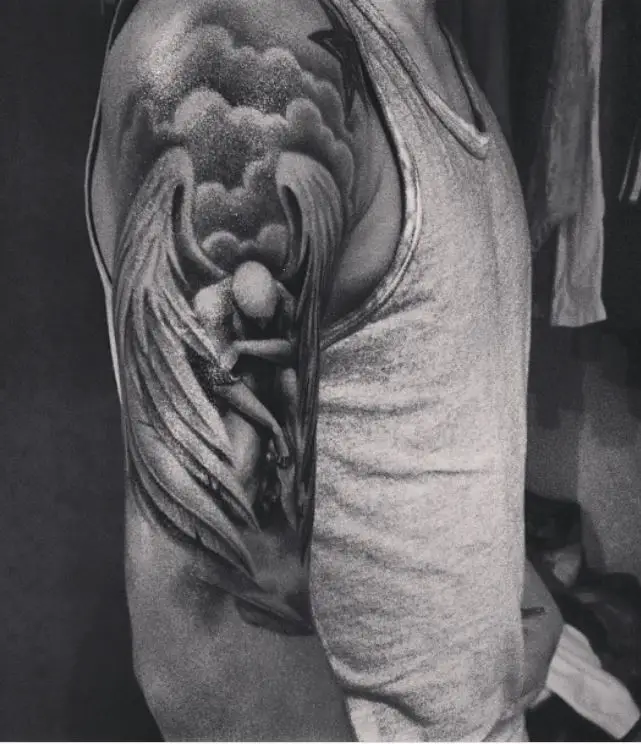 Javier tatuado en el brazo