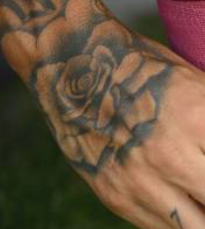 Tatuaje de Javier rosa en la mano