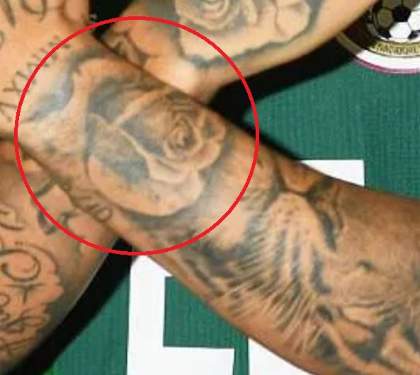 El tatuaje de la rosa de Javier en su brazo