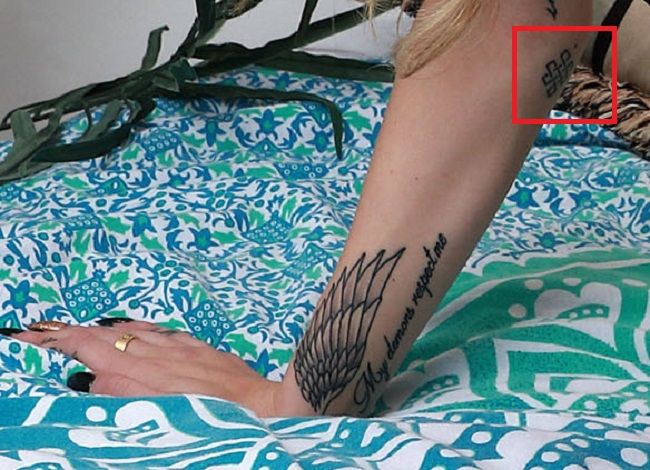 Tatuaje en el brazo derecho de Kali Roses