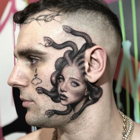 Tatuaje de cara por Rems Tattoo #RemsTattoo #facetattoo #sidefacetattoo #medusa #blackandgrey #snakes #ladyhead #lady # portræt