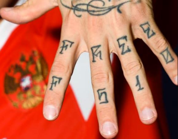 Tatuaje de Fyodor en los dedos