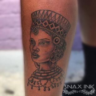 Tatuaje de Debbi Snax #DebbiSnax #illustrative #portrait #ladyhead #crown #beads #beads #ornamental #blackqueen #blackgoddess #tattoosondarkkin