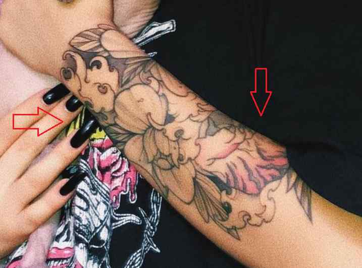 Mujer tatuaje floral