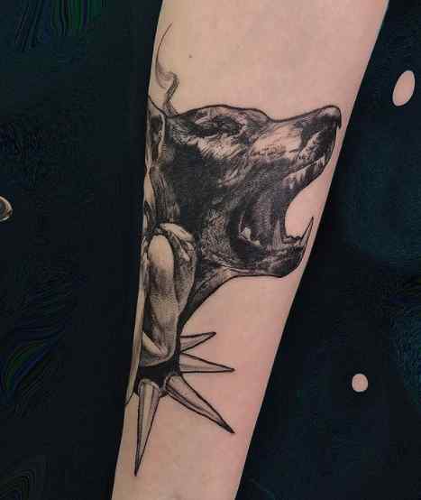 Mujer, perro, tatuaje