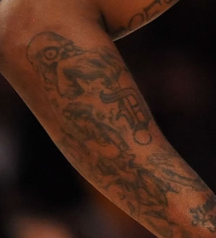 Tatuaje de DeShawn en el brazo derecho
