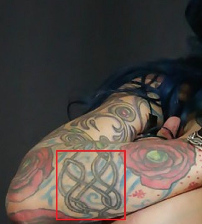 Tatuaje en el brazo derecho de Jenevieve Hexxx