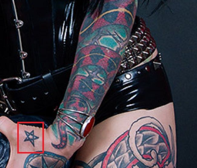 Tatuaje en la mano izquierda de Jenevieve Hexxx