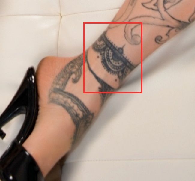 Jenevieve Hexxx-Tattoo en el tobillo izquierdo