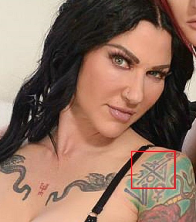 Jenevieve Hexxx-tattoo en el hombro izquierdo