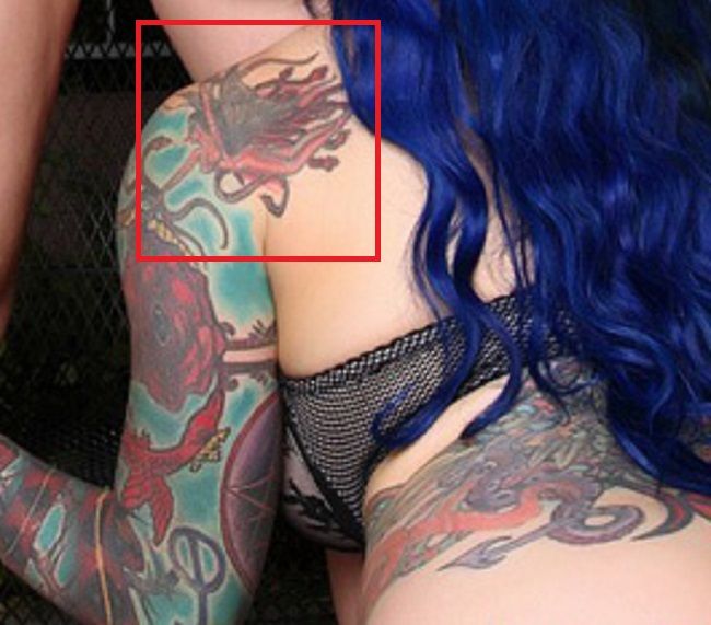 tatuaje jenevieve hexxx en el hombro izquierdo