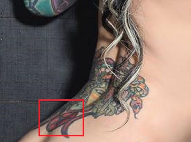 Jenevieve Hexxx-Tatuaje en la espalda baja
