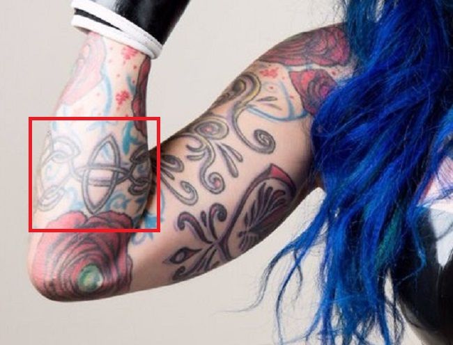 tatuaje en el antebrazo derecho jenevieve hexxx