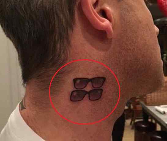 Tatuaje de gafas de Robbie Williams