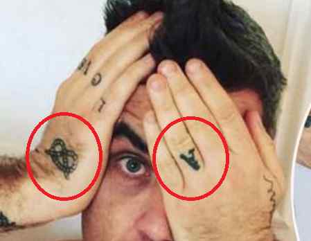 Tatuaje de Robbie Williams con letra de nudo
