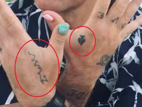 Tatuaje de Robbie Williams del sigilo de espadas