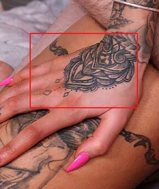 Tatuaje de la mano derecha de Alice Judge