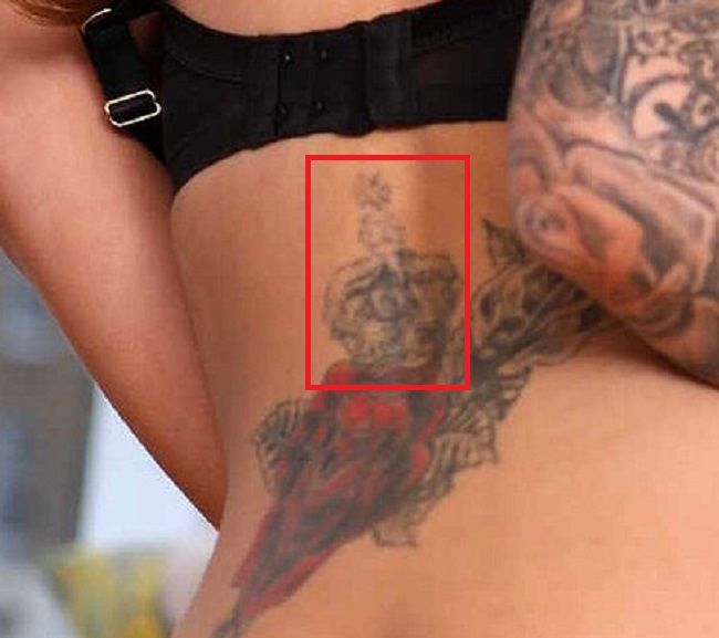 Tatuaje en la espalda del juez Alice