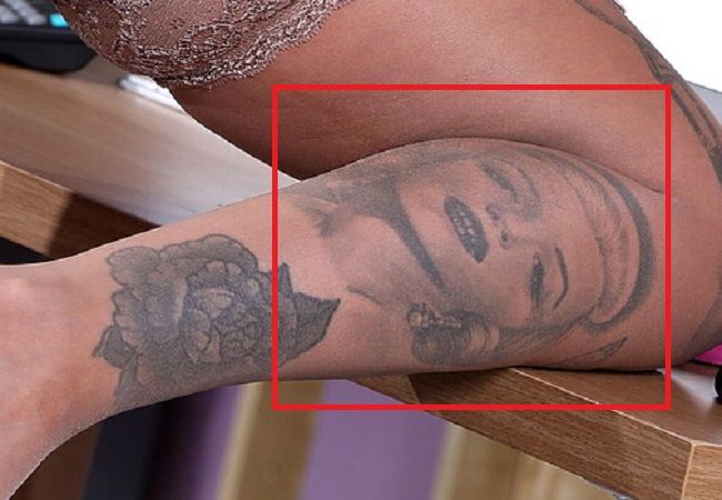 Tatuaje en la pierna derecha de Judge Alice