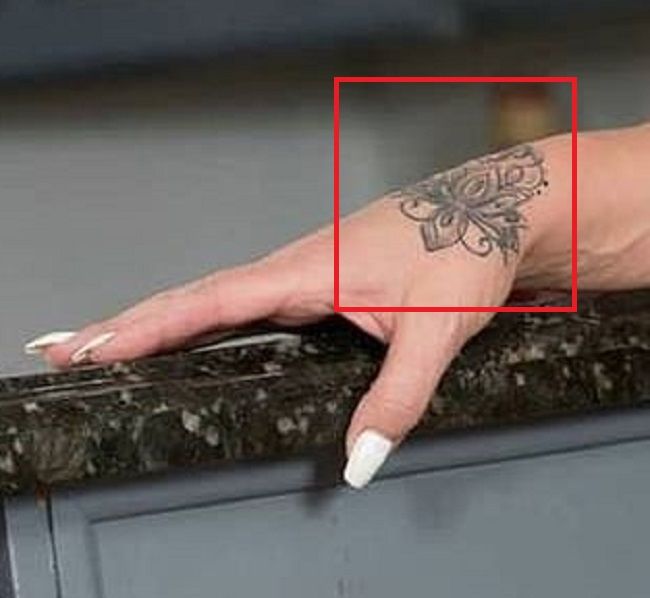 tatuaje de ryana connera en la mano