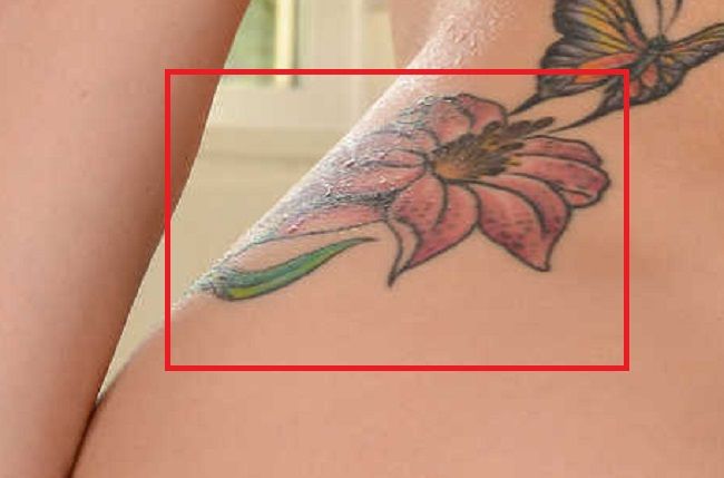 Monique tatuaje en la espalda