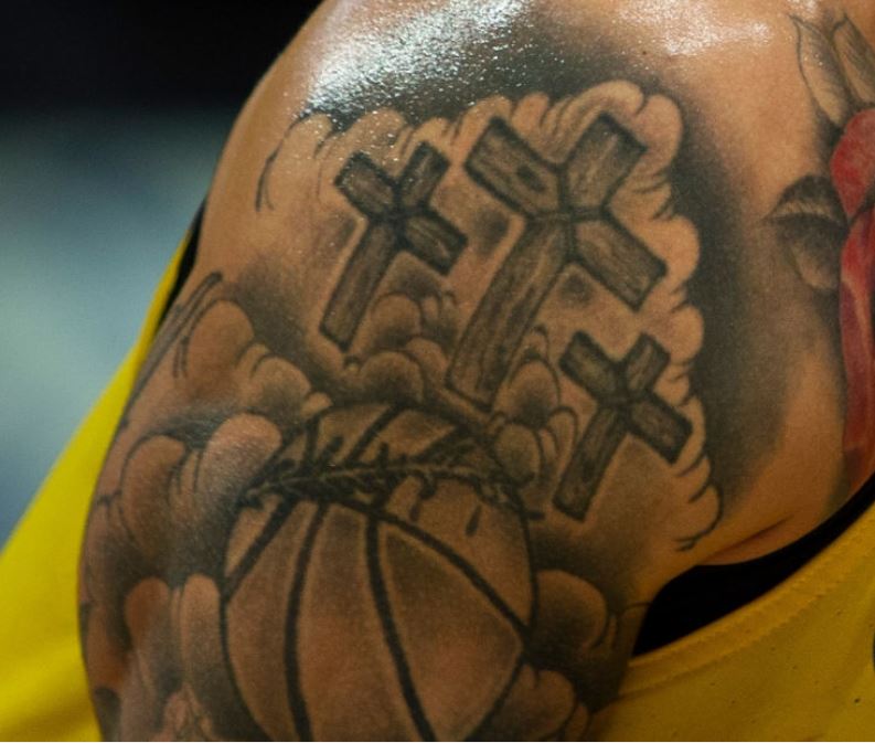 Tatuajes de Scottie Cross y baloncesto