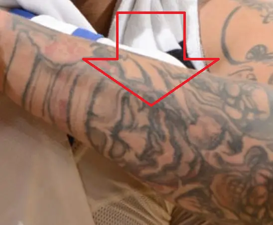 Michael tatuándose una bestia en su brazo izquierdo