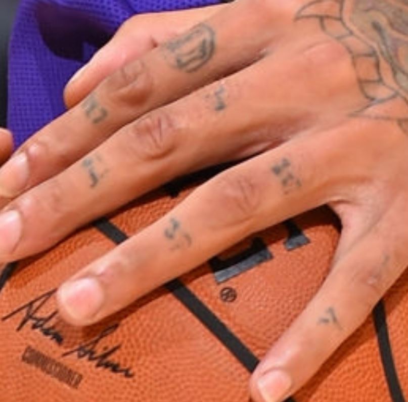 Michael tatuaje en los dedos