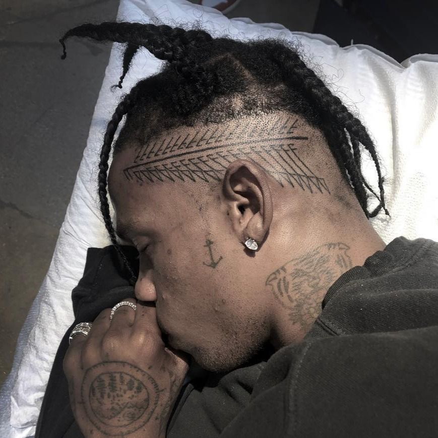 Tatuaje en el cuero cabelludo de Scott Campbell en Travis Scott #ScottCampbell #TravisScott #fineline #linework #sideheadtattoo #scalptattoo #headtattoo #pattern #flecha #abstract #neotribal