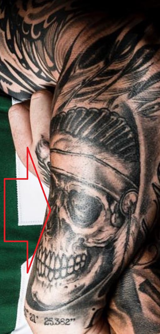El cráneo de Brian con un tatuaje en una gorra de guerra