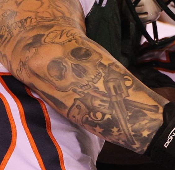 Brian tatuaje de calavera y huesos