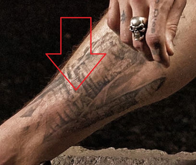 Robert tatuado en la pierna