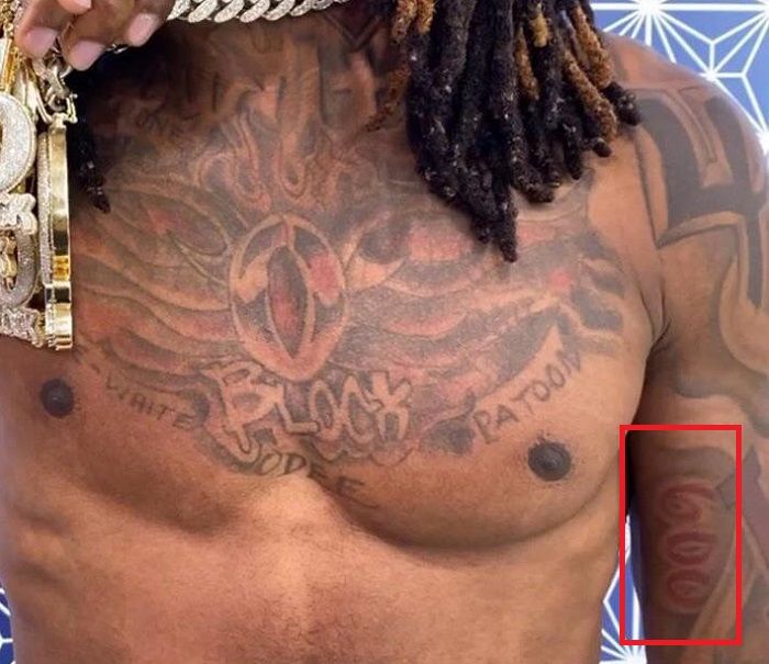tatuaje en el brazo izquierdo del rey