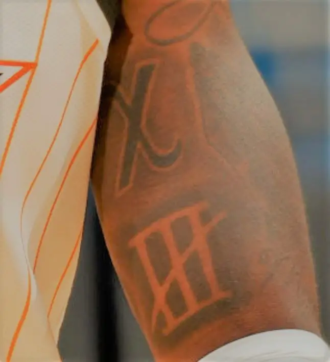 Tatuaje del símbolo del brazo de James