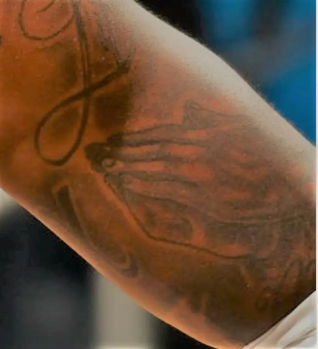Tatuaje de James en manos rezando