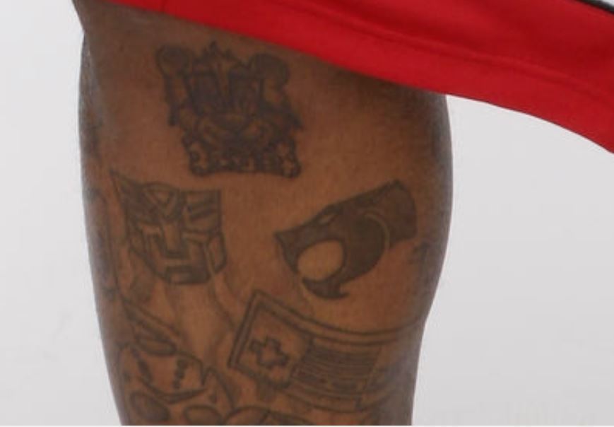 Tatuaje de Eddy en sus piernas