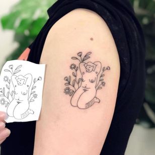 Ilustración de Frances Cannon tatuada en Ayla por carlatattoos #FrancesCannon #carlatattoos #illustrative #body #bodypositive #nude #plants #flowers #linework 