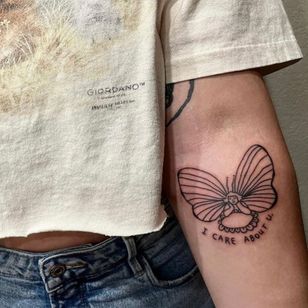 Ilustración de Frances Cannon tatuada en Jolee Harston por mandypantstattoos #FrancesCannon #mandypantstattoos #butterfly #fe #illustrative #letters #quote #sweet #happy