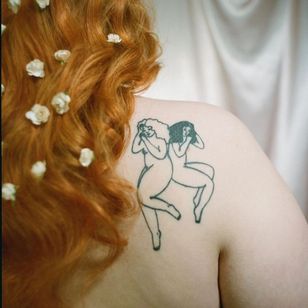 Tatuaje de ilustración de Frances Cannon en honeykinny para Polyester Magazine.  Fotografiado por Carina Kehlet Schou #FrancesCannon #illustrative #body #naked #love #sleep #pussy #sweet