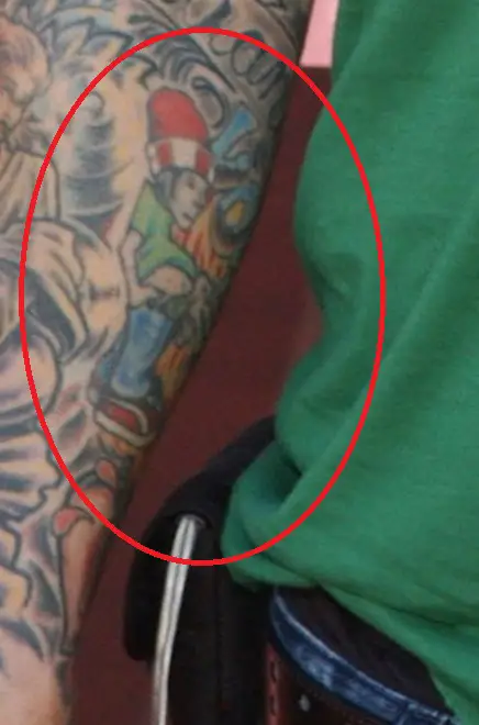 Fred tatuaje en su brazo