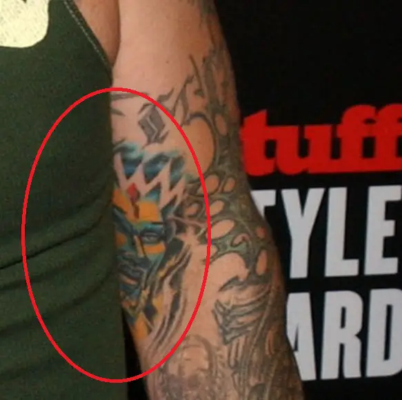 Tatuaje de la cara de Fred bíceps