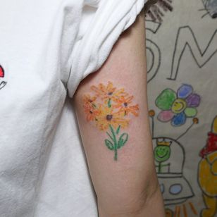 Tatuaje de crayón de Mello #Mello #Mellowhatever #crayontattoo #childdrawing #childlike # sjø # sød #koreankunstner #seoultattoo #flower