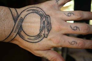 Incre Bles Dise Os De Tatuajes De Ouroboros Con Significados Tatuajes