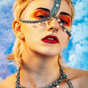 Mono con Affect Metals - fotografía de Astraia Esprit #Abe #SadSack #AffectMetals #tattoocollector #queerarmor #chainmail #metalworking #lingery #fashion #style #jewellery #sextoys #fetishwear