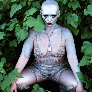 Sarz con Affect Metals - foto de Abe alias Sad Sack #AffectMetals #tattoocollector #queerarmor #chainmail #metalworking #lingeri #fashion #style #jewellery #sextoys #fetishwear