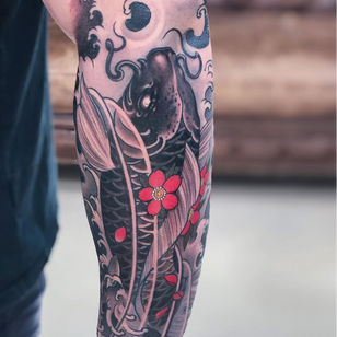 Tatuaje de flor de cerezo por Christopher Henriksen