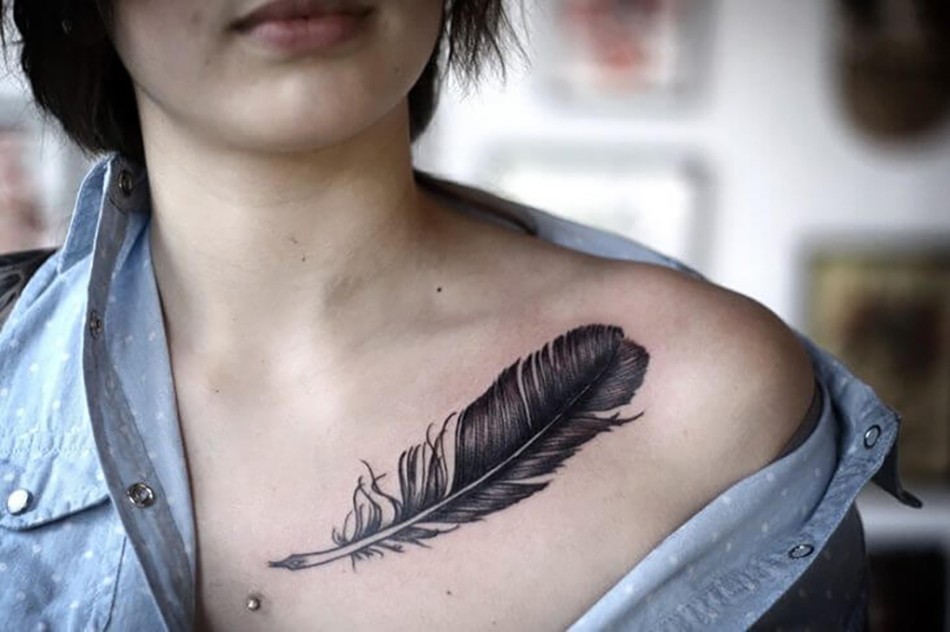 Tatuaje con plumas en la clavícula - Tatuajes de plumas en la clavícula para mujer 